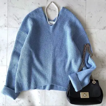 에부르 V넥 울 니트 풀오버 라이트 블루 리브