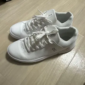 On R 화이트 스니커즈