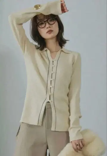 리브 배색 라인 폴로 니트 가디건 아이보리/lumier 같은 형태