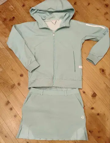 새상품급 테일러메이드 민트 그린 후드 부착 자켓과 스커트 세트