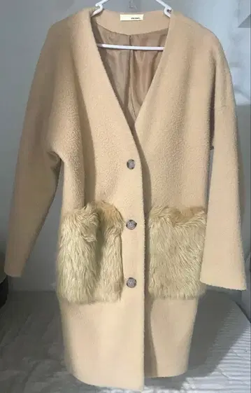 AFRICATARO 퍼 달린 포켓 베이지 롱 코트