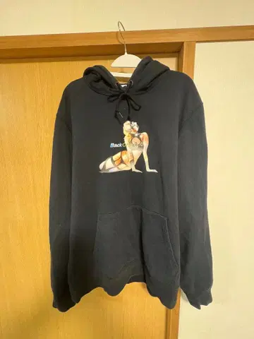 백 채널 후드티