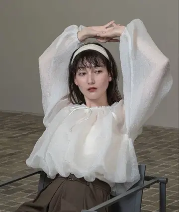 헴 벌룬 볼륨 시어 블라우스 아이보리