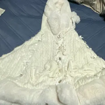 화이트 후드 부착 케이프 코트