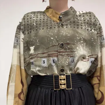 그레이지 브라운 계열 밴드 카라 알파벳 빈티지 패턴 셔츠