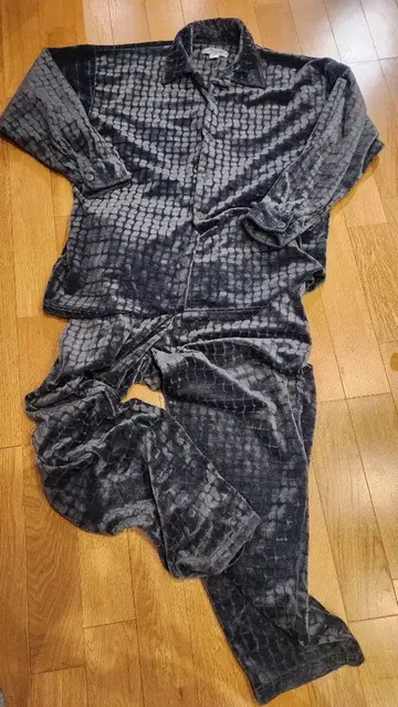 그레이 계열 악어 패턴 플리스 셋업 2XL