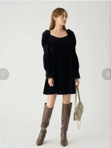 [새상품급] 스나이델 스퀘어 넥 미니 원피스