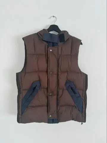 CP 컴퍼니 고글 다운 베스트 올리브