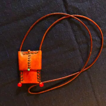 HENRY CUIR 앙리 쿠이 부적 목걸이 가죽 비즈 장식