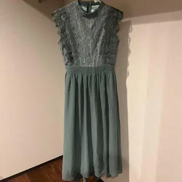 엘레강트한 그레이 미디 드레스