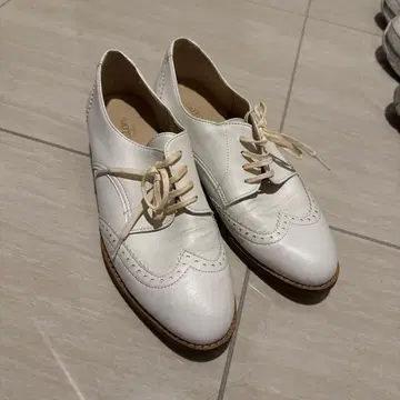 화이트 가죽 윙 팁 신발