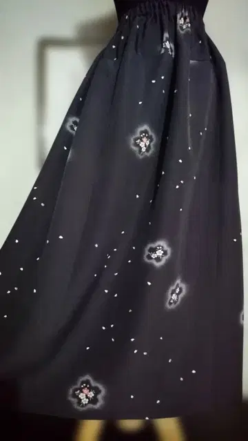 블랙에 작은 꽃이 살랑살랑 흩날리는 기모노 리메이크 개더 스커트