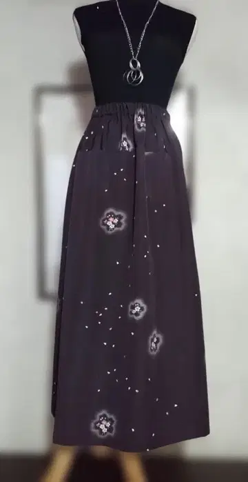 블랙에 작은 꽃이 살랑살랑 흩날리는 기모노 리메이크 개더 스커트