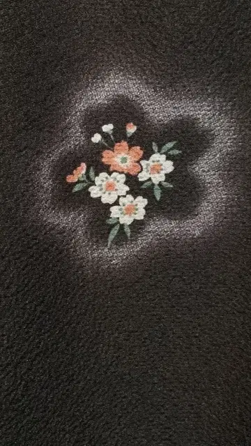 블랙에 작은 꽃이 살랑살랑 흩날리는 기모노 리메이크 개더 스커트