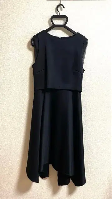 [ FRY I.D ] 블랙 슬리브리스 비대칭 원피스