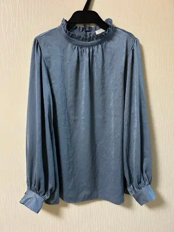 알드리지 스탠드 카라 블라우스 프릴 블루 그레이