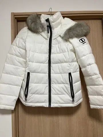 DKNY 퍼 트리밍 화이트 다운 자켓