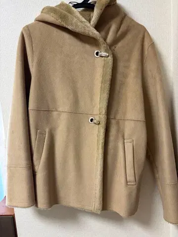 23구 애니 시스 후드 부착 베이지 무스탕 코트