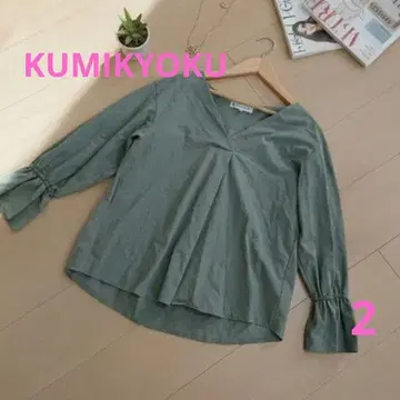 새상품급 KUMIKYOKU 성인 V넥 블라우스 카키