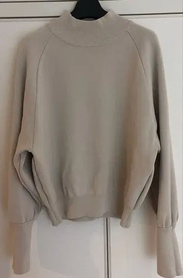 유나이티드 도쿄 볼륨 슬리브 하이넥 니트 베이지 하이넥