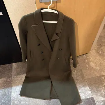 올리브 그린 더블 브레스트 체스터 코트