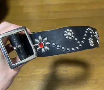 도치기 가죽 플라워형 스터드 벨트 블랙 (레드 스팟) 일본제