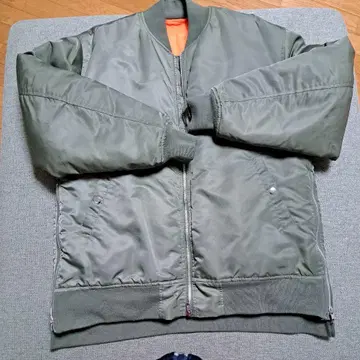 MA-1 스타일 올리브 그린 자켓