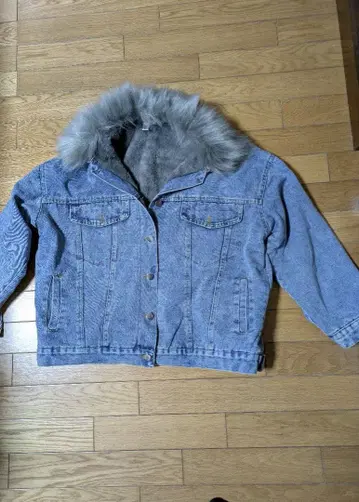 퍼가 달린 라이트 블루 데님 자켓