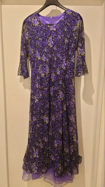 꽃무늬 보라색 드레스 스팽글 포함