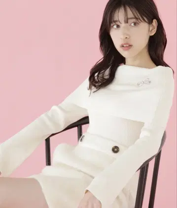 브로치 포함 2way 오프숄더 리브 니트