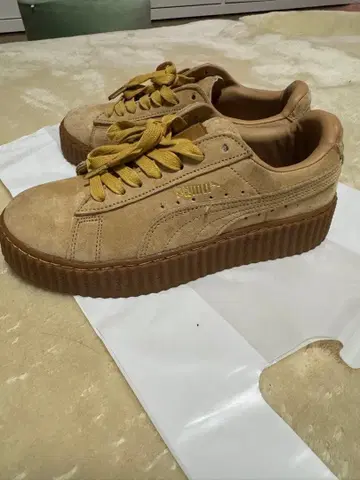 PUMA 베이지 스웨이드 통굽 스니커즈