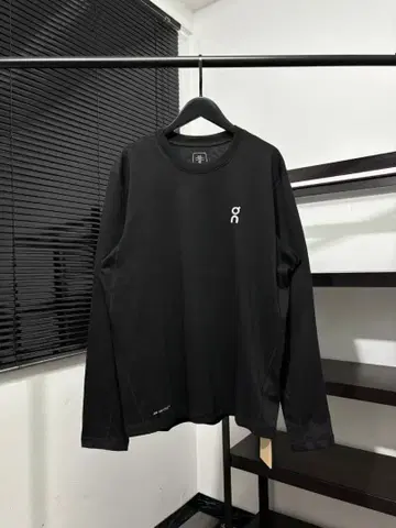 온 블랙 롱 슬리브 티셔츠