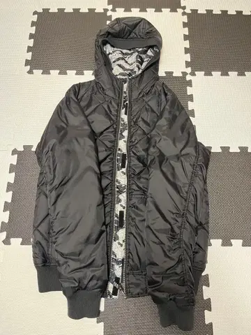 리버서블 다운 자켓 블랙 카모 패턴