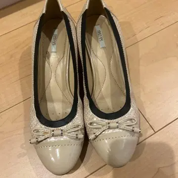 GEOX 베이지 펌프스 웨지힐