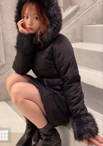 후드 부착 블랙 다운 자켓