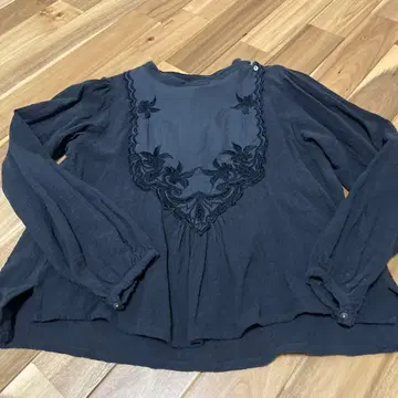 블랙 자수 긴팔 블라우스