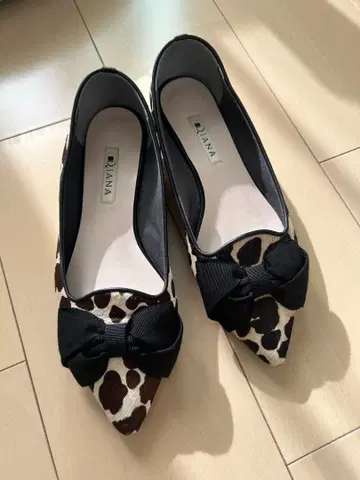 다이애나 레오파드 무늬 리본 펌프스