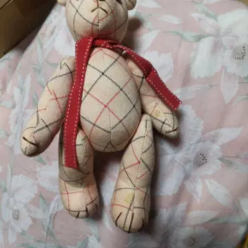 체크 무늬의 베이지색 봉제 인형