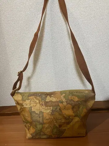 플리마 클라세 숄더백 새상품급 PRIMA CLASSE 세계지도 올 패턴