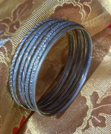 실버색 뱅글 7개 세트 조각 디자인