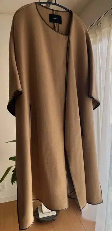 베이지 오픈 프론트 롱 코트