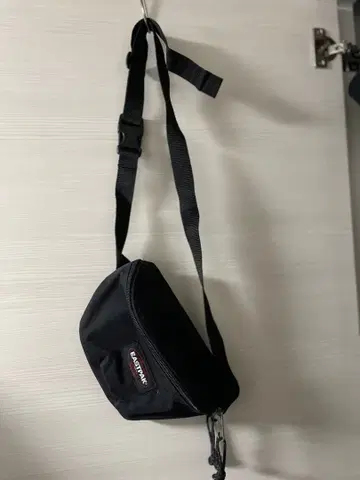 EASTPAK 블랙 바디백