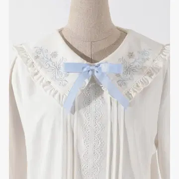 엑시즈팜 택 포함 새상품 아이스크리스탈 자수 블라우스