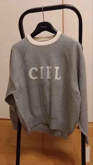 aura de attirer 카라 배색 로고 니트