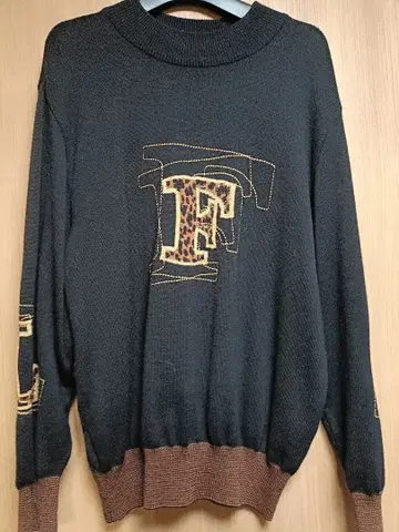 빅 사이즈 레오나르 레오파드 무늬 자수 장식 블랙 니트