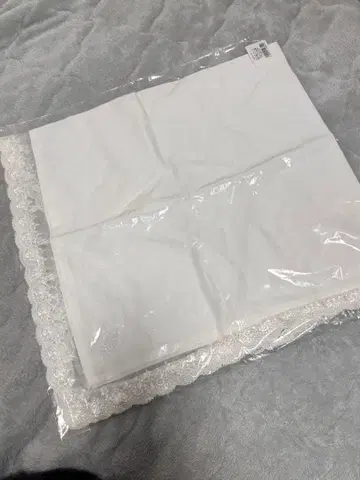 모아티에 타이니 로즈 레이스 촛대 자수 스카프 화이트