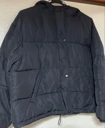 블랙 후드 부착 다운 자켓