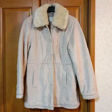 퍼 카라 부착 베이지 자켓