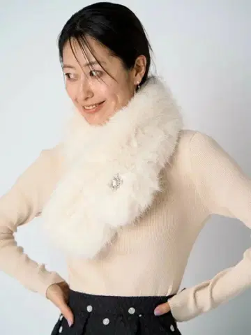 퍼 머플러 브로치 포함 셀포드