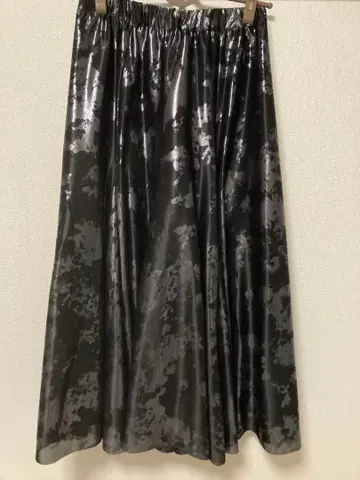 JEANASIS 허리가 넉넉한 광택 블랙 실버 롱 스커트